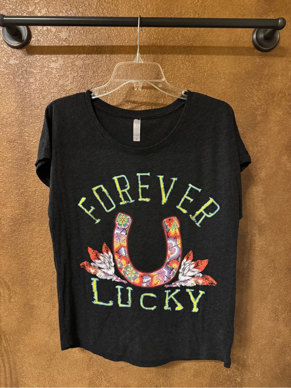 Gypsy Soule Forever Lucky Dark Gray Feathers & Horseshoe Tee Shirt Size Small